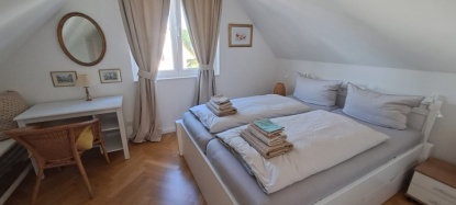 Schlafzimmer mit Doppelbett 